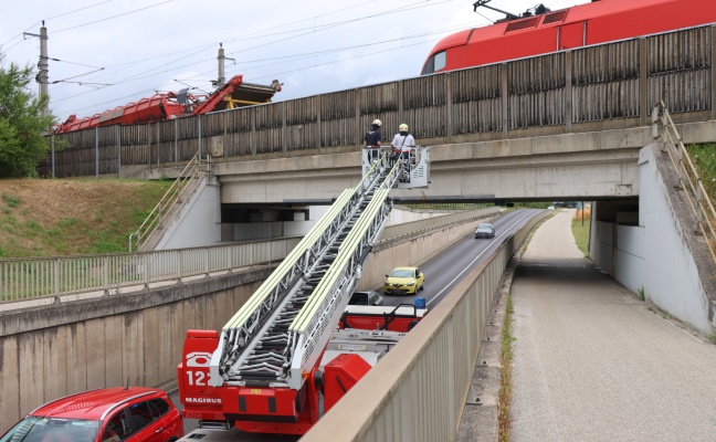 Sicherungsarbeiten durch Feuerwehr an Eisenbahnunterführung in Wels-Vogelweide