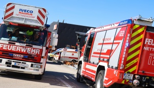 Vier Feuerwehren bei Brand in einer Werkstättenhalle in Ansfelden im Einsatz