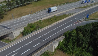 Auto auf Pyhrnautobahn bei Klaus an der Pyhrnbahn frontal gegen Anpralldämpfer gekracht