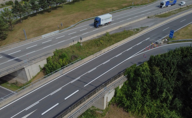 Auto auf Pyhrnautobahn bei Klaus an der Pyhrnbahn frontal gegen Anpralldmpfer gekracht