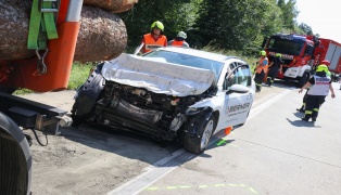 Lenker reanimiert: Auto kracht auf Westautobahn bei Allhaming in Heck eines Holztransporters