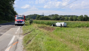 Kollision zwischen LKW und Kleintransporter auf Lamprechtshausener Straße bei Handenberg