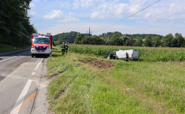 Kollision zwischen LKW und Kleintransporter auf Lamprechtshausener Strae bei Handenberg