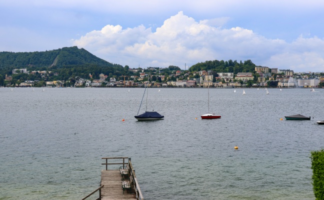 Einsatzkrfte von Feuerwehr und Wasserrettung zu Personenrettung im Traunsee bei Gmunden gerufen