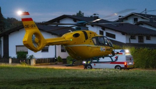 Notarzthubschrauber im Einsatz: Zwei Personen in Kematen am Innbach von Dach gestürzt