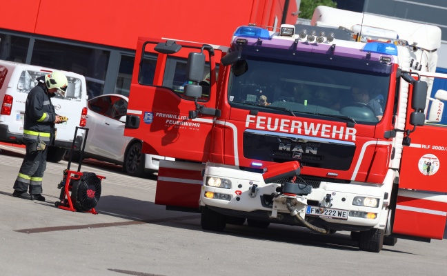 Einsatz der Feuerwehr nach Khlmittelaustritt bei einem Unternehmen in Wels-Pernau