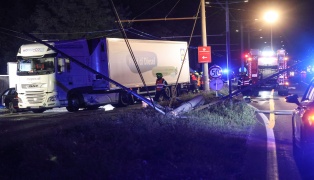 Drei teils Schwerverletzte und großer Sachschaden bei Unfall auf Wiener Straße bei Traun