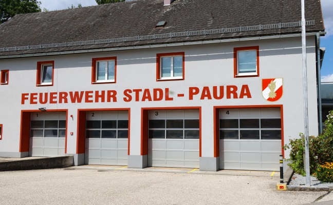 Einsatzkräfte nach CO-Austritt in einem Wohngebäude in Stadl-Paura im Einsatz