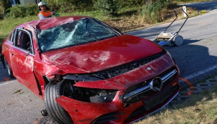 Schwerer Verkehrsunfall mit Fahrzeugüberschlag bei Taiskirchen im Innkreis fordert einen Verletzten