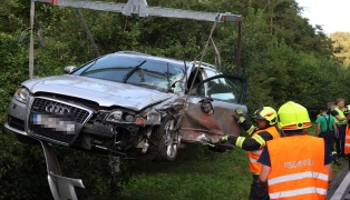 Unfall mit drei beteiligten Fahrzeugen auf Nibelungenstraße bei Hartkirchen