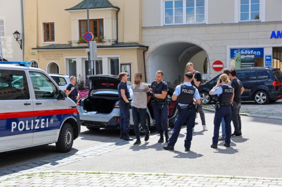 Polizei stoppt in Braunau am Inn nach Nacheile Schlepperfahrt mit sieben syrischen Staatsbrgern