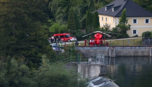 Roitham am Traunfall: Notarzthubschrauber und Feuerwehren bei Personenrettung am Traunfall im Einsatz