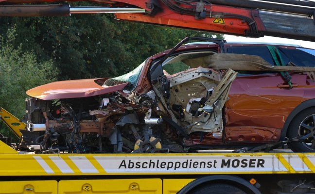 Menschenrettung nach schwerem Verkehrsunfall am Knoten Voralpenkreuz bei Sattledt