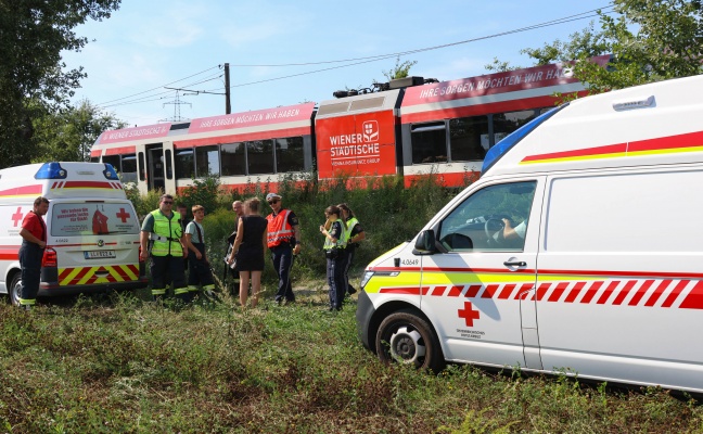 Regionalzug evakuiert: Feuerwehr und Rettung evakuieren bei Leonding 25 Fahrgste aus defektem Zug