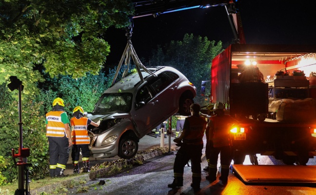 Auto auf Atterseestrae bei Seewalchen am Attersee von Strae abgekommen und gegen Baum gekracht