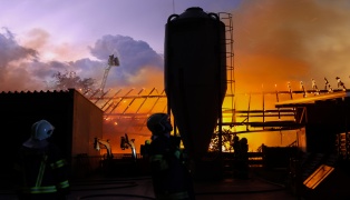 Großeinsatz: Blitzeinschlag setzte Wirtschaftstrakt eines Bauernhofes in Fraham in Brand