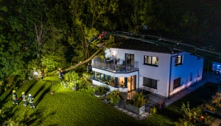 Gewitter im Innviertel: Baum in St. Peter am Hart auf Wohnhaus gestürzt