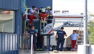 Personenrettung in Wels-Neustadt: Arbeiter stürzte innerhalb einer Leuchtreklame aus größerer Höhe ab