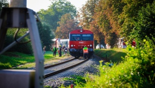 Personenrettung: Person in Braunau am Inn von Regionalzug erfasst und schwer verletzt