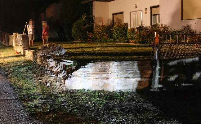 Auto bei Verkehrsunfall in Hartkirchen gegen Gartenzaun gekracht