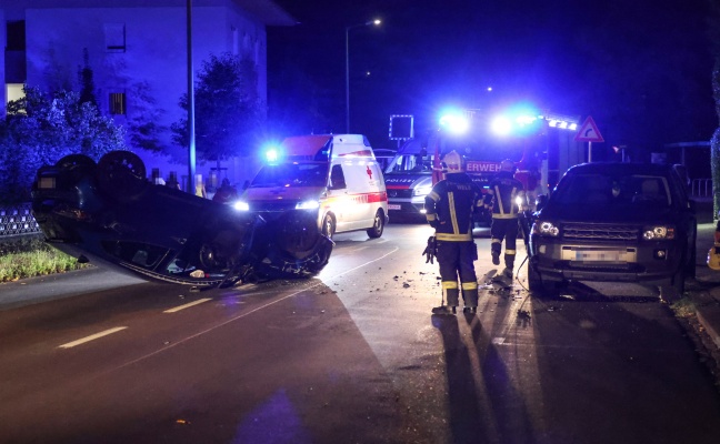 Autoüberschlag nach heftiger Kollision mit parkendem PKW in Wels-Pernau