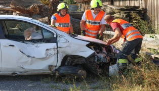 Verkehrsunfall zwischen PKW und Traktor in Thalheim bei Wels endet glimpflich