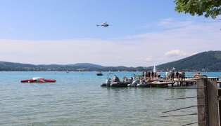 Weyregg am Attersee: Großeinsatz mit Tauchern und Booten bei Suche nach vermisstem Kind im Attersee