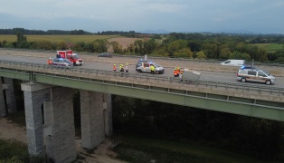 Aufräumarbeiten nach Verkehrsunfall auf Autobahnbrücke bei Eberstalzell