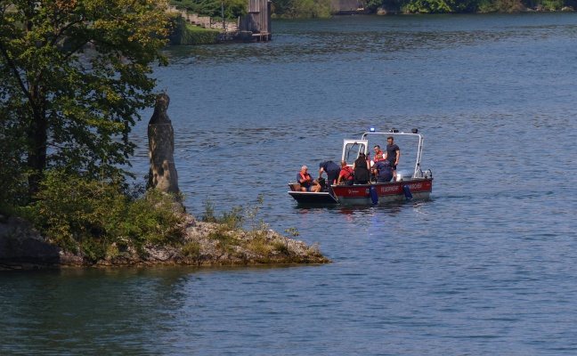 Schwerer Tauchunfall: Großeinsatz bei Suche nach vermisstem Taucher im Traunsee bei Traunkirchen