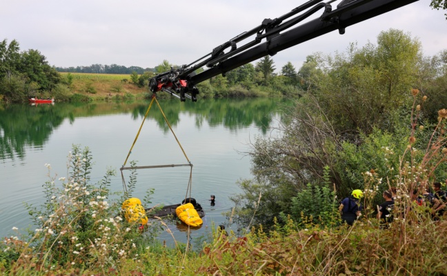 Handbremse vergessen: Auto in einen Baggersee in Mining gerollt und untergegangen