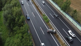 Auto auf Innkreisautobahn bei Kematen am Innbach gegen Leitschiene gekracht