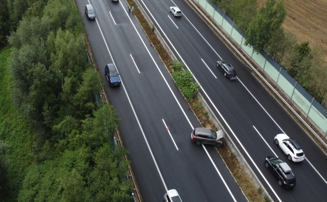 Auto auf Innkreisautobahn bei Kematen am Innbach gegen Leitschiene gekracht