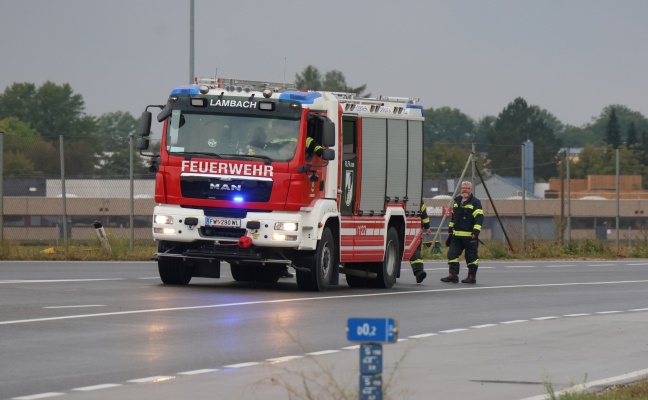 Autoüberschlag im Bereich eines Überführungsbauwerks auf Gmundener Straße in Edt bei Lambach