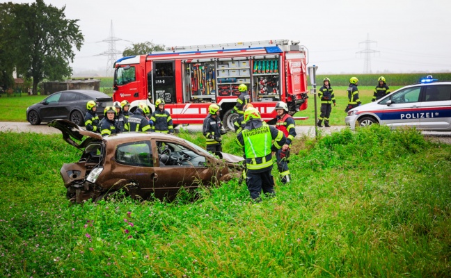 Autolenker berschlug sich auf Braunauer Strae bei Burgkirchen mit PKW