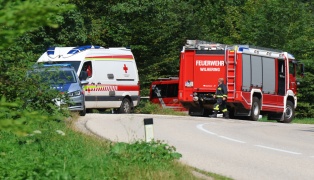 Personenrettung: Frau mit Fußverletzung von Einsatzkräften aus Kürnbergerwald bei Wilhering gerettet