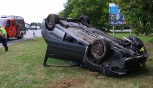 Auto auf Voralpenstraße bei Bad Hall nach Kollision mit Verkehrszeichen überschlagen