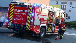 Vier Feuerwehren nach Brand in einer Küche eines Mehrparteienwohnhauses in Ansfelden im Einsatz