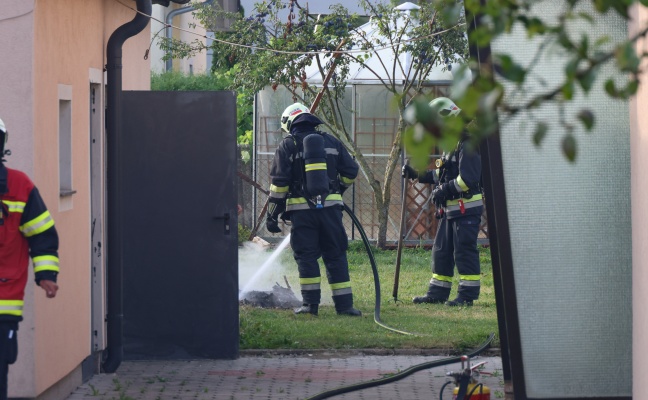 Müll verbrannt: Feuerwehr und Polizei in Wels-Schafwiesen im Einsatz