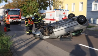 Auto nach Kollision mit Baum auf Wiener Straße in Wels-Pernau überschlagen