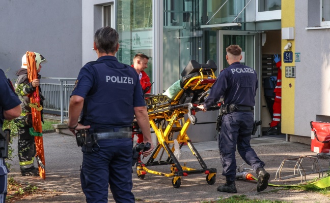 Tödliche Brandverletzungen: Einsatzkräfte nach Brand in einer Wohnung in Wels-Lichtenegg im Einsatz