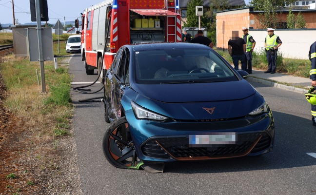 Lenkerin verletzt: Auto auf Bahnübergang in Fraham mit Lokalbahn kollidiert