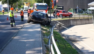 Auto bei Verkehrsunfall in Thalheim bei Wels gegen Geländer gekracht