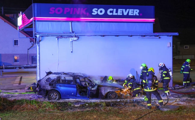 Auto stand direkt neben einer Tankstelle in Krenglbach in Vollbrand