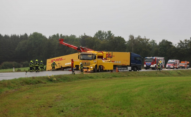 LKW-Bergung: Anhänger auf Mauerkirchener Straße bei Moosbach umgestürzt