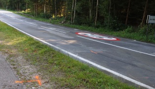 Tödlicher Verkehrsunfall: Autolenker (29) bei PKW-Überschlag in Tiefgraben aus Fahrzeug geschleudert