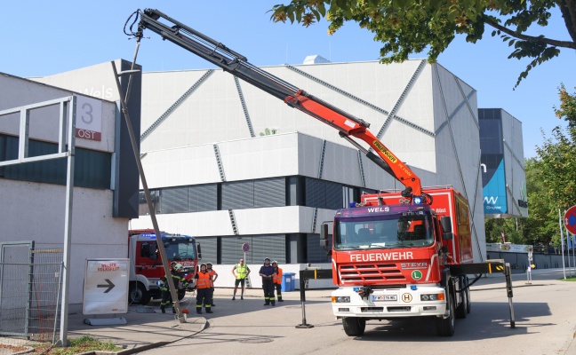 Straenlaterne in Wels-Lichtenegg drohte nach offensichtlichem Unfall umzustrzen