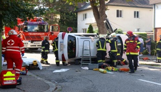 Lenker nach schwerem Unfall in Wels-Innenstadt mit Beinen teilweise unter Auto eingeklemmt