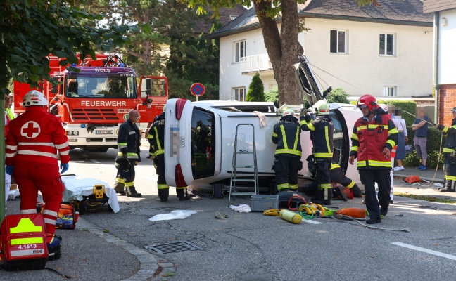 Lenker nach schwerem Unfall in Wels-Innenstadt mit Beinen teilweise unter Auto eingeklemmt