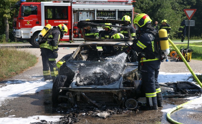 Auto in Gunskirchen in Flammen aufgegangen