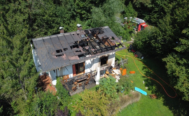 Brand eines Wochenendhauses: Vier Feuerwehren bei Löscharbeiten in Hinterstoder im Einsatz